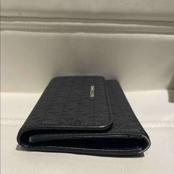 Michael Kors Jet Set Travel Large Trifold Wallet - Picture 5 of 6